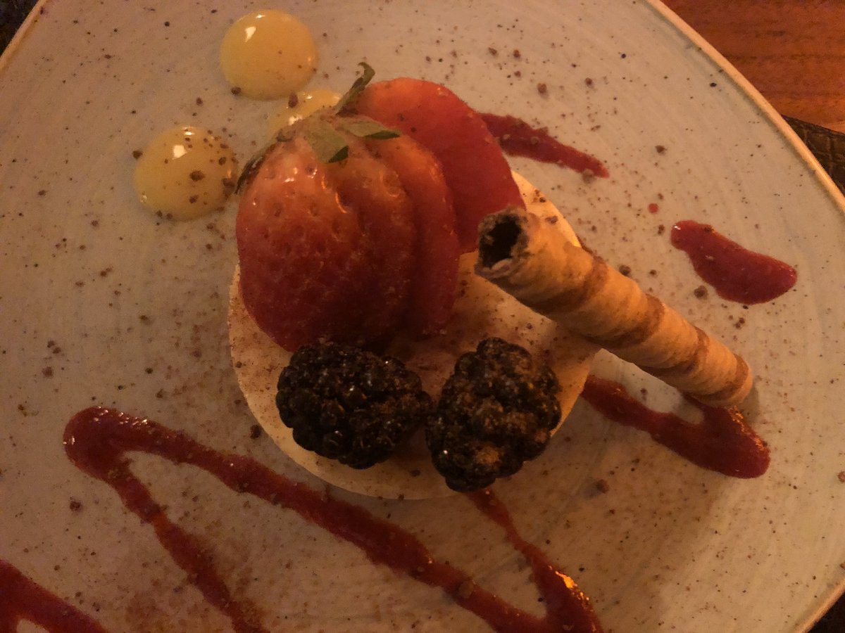 FunkyEllas's tweet image. We had an wonderful meal at @QSFLancaster last night. Every course was exquisite and perfectly presented. The restaurant is intimate and romantic and we ate by candlelight, what an extraordinary experience! AD
