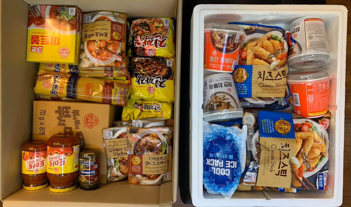 SOOPers_LoL's tweet photo. 똑똑...✊🏻✊🏻
기인 선수 앞에 도착한 박스🎁의 정체는?!

솔랭에서  '오뚜기3분미트볼' 닉네임을 사용하고 있는 기인 선수! 기인 선수와 아프리카 프릭스 선수들을 위해 오뚜기에서 맛있는 간식을 많이 보내주셨습니다 ☺️

연습 끝나고 요리 준비중 🍳
맛있게 먹고 2라운드도 좋은 성적 거두겠습니다! https://t.co/J8MlkIgMuv