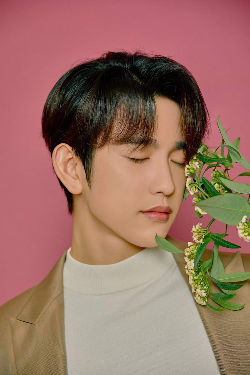JY_literature's tweet photo. 어쩌면 우리는
마침표 하나 찍기 위해 사는지 모른다
삶이 온갖 잔가지를 뻗어
돌아갈 곳마저 배신했을 때
가슴 깊은 곳에서 꿈틀대는 건
작은 마침표 하나다
그렇지, 마침표 하나면 되는데
지금껏 무얼 바라고 주저앉고
또 울었을까

- 황규관, <마침표 하나> 중에서 https://t.co/OxORffJD1T