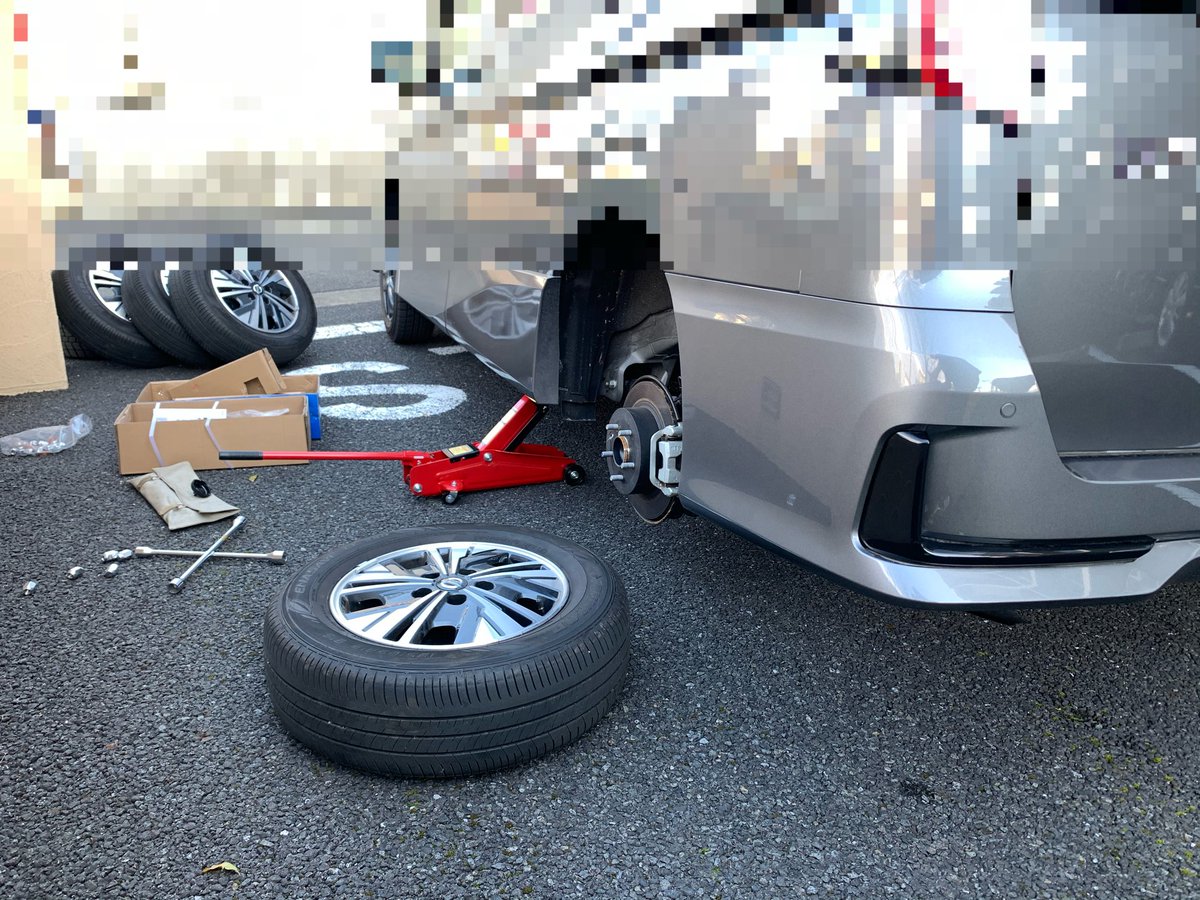 vzj95w_player's tweet photo. パンタジャッキが付属してないから油圧ジャッキ買ってきた。これまでパンタジャッキで何十年もタイヤ交換を続けてきたけど、これがあるだけで作業が捗る！
#hfc27 #セレナ #epower #highwaystar 
気が緩んでた… https://t.co/19jR3h9mtH