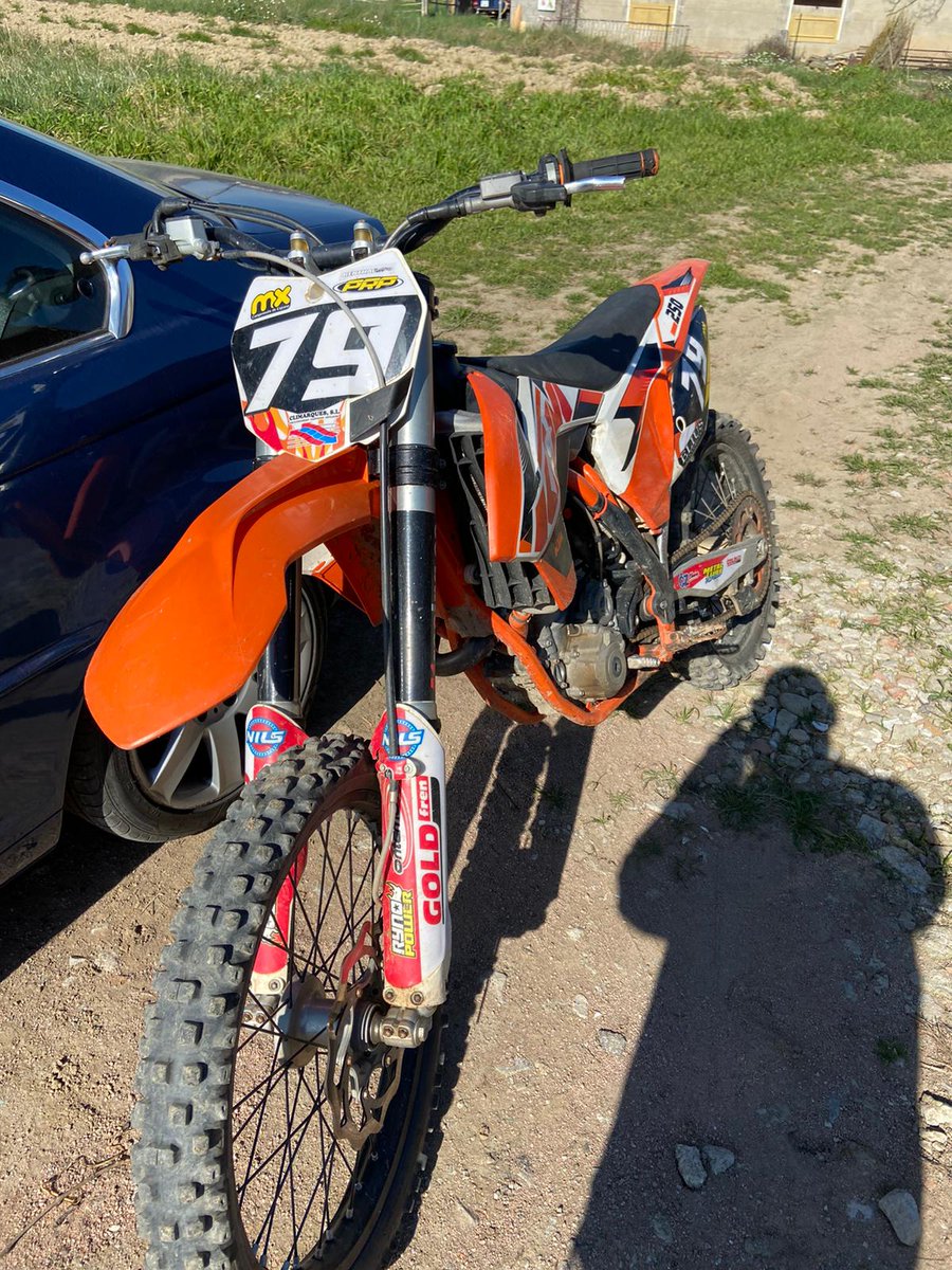 ProuVandalisme's tweet photo. Bon dia, hi ha gent que aprofita aquests moments de greu excepcionalitat, per anar a la seva i robar amb més impunitat si cap.
Ahir vàren robar aquesta moto a #Taradell quan estaba tancada al garaig de casa del propietari amb candau. @AjTaradell @el9nou @tv3cat @mossos https://t.co/9E0U557Gbu