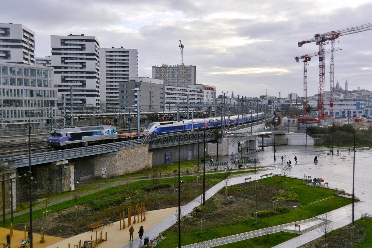 railpikture's tweet photo. Dans un cadre typique de la région parisienne, la #CC72074 est saisie toute rutilante lors de sa remonte vers les garages de #ParisOurcq, après un tête-à-queue à #ParisEst avec la rame #TGV n°808. https://t.co/xtSX2ere8U