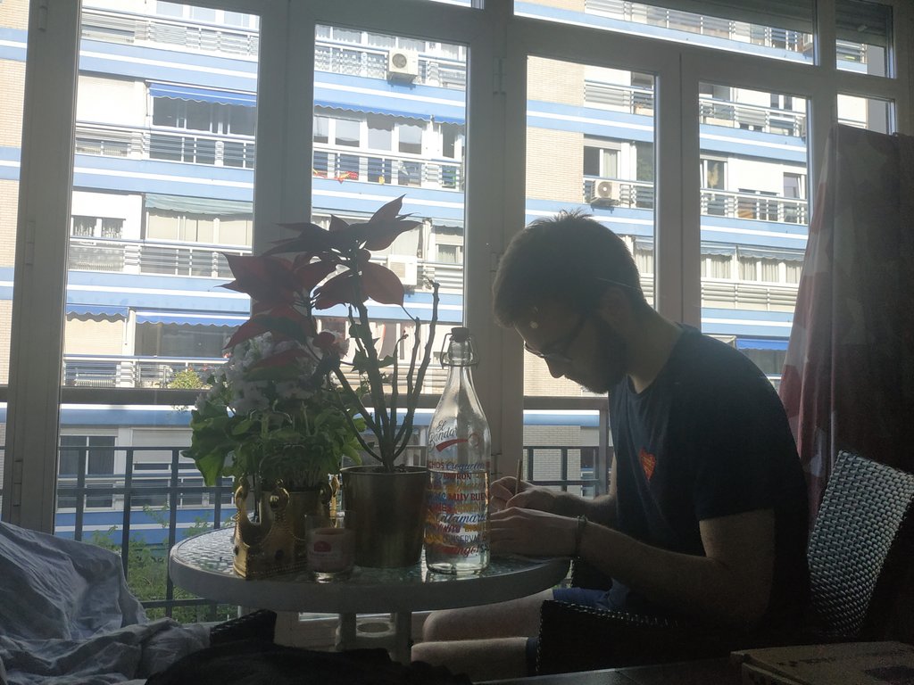 beatrizcn_'s tweet photo. Suena el café -y huele-. La lavadora centrifuga. Me falta el olor a cocido pero es algo que nunca he conseguido hacer. Quizá haya que aprender. El sofá me envuelve y 'Cuéntame' me atrapa. Roberto fuera lee. Javi duerme. Y que tenga que pasar algo así para que paremos... https://t.co/0c3J81xa9i