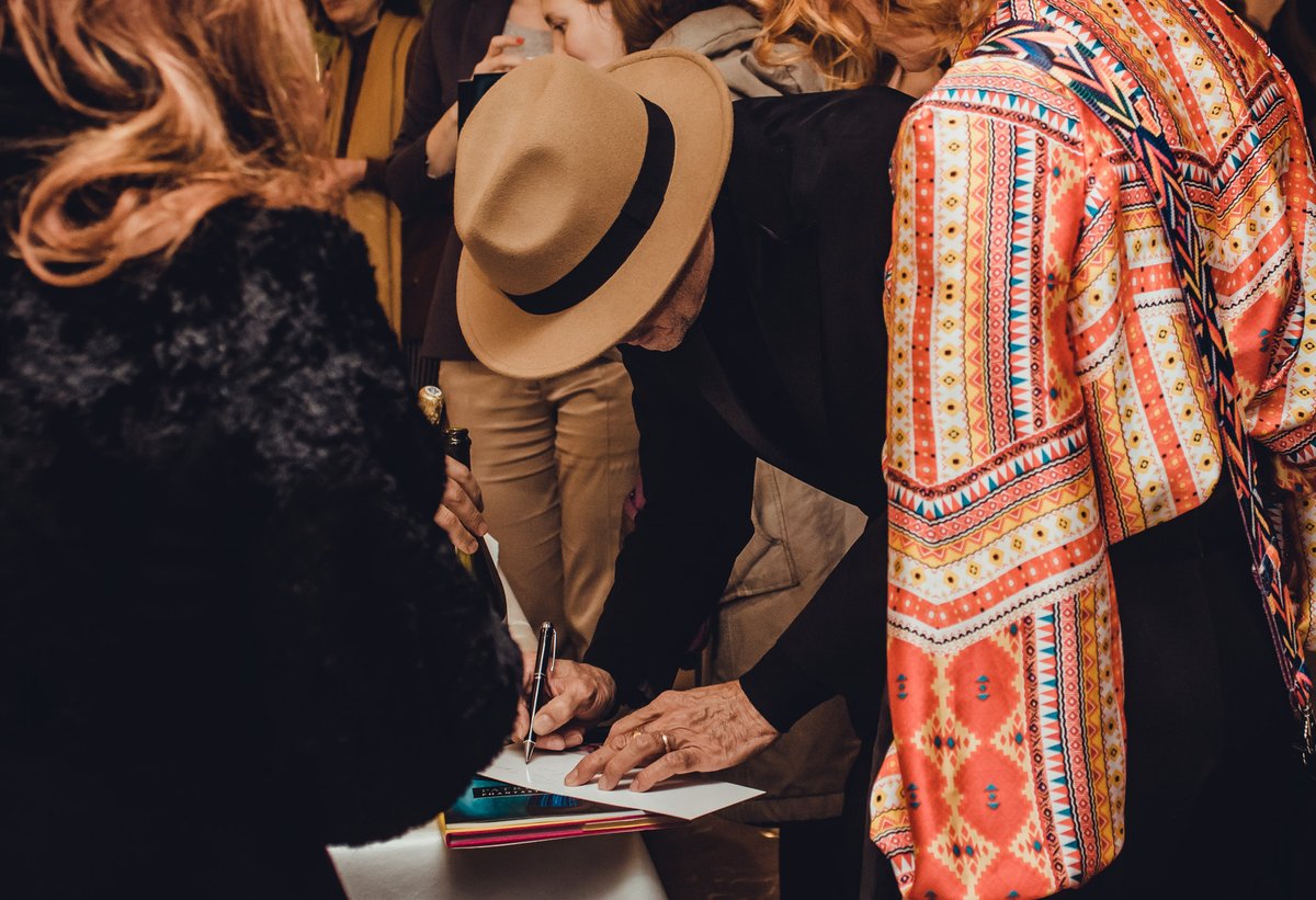 ARTMUZA's tweet image. ✨Дорогие друзья! Позади  у нас восемь прекрасных вернисажей!

🌷В этом месяце выставки наполнены весенним настроением и теплотой. Впереди вас ждёт последний вернисаж в этом месяце и мы уверены, что он вас точно удивит, но об этом позже.

😊А пока мы с… t2p.pw/O6dFNiIKQ9