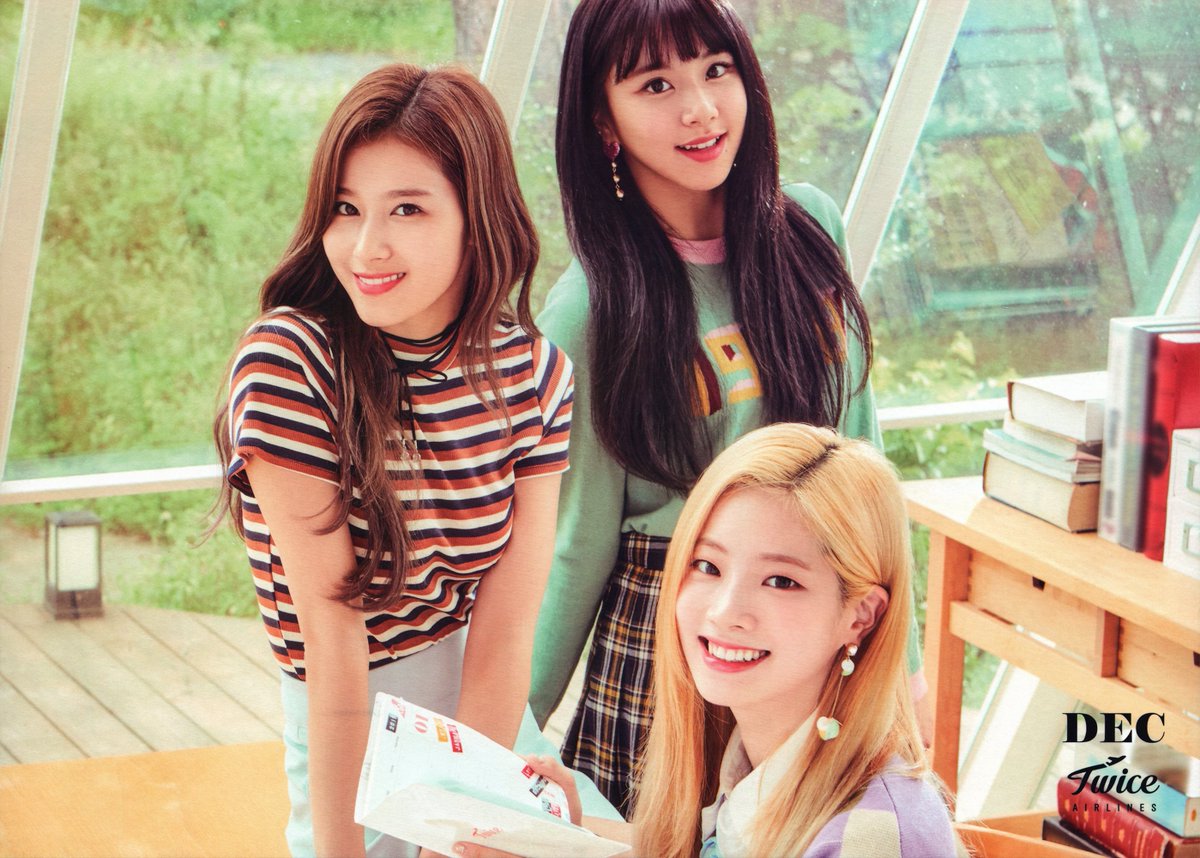 SCAN] TWICE JAPAN SEASON'S GREETINGS 2019 “TWICE AIRLINES” desk