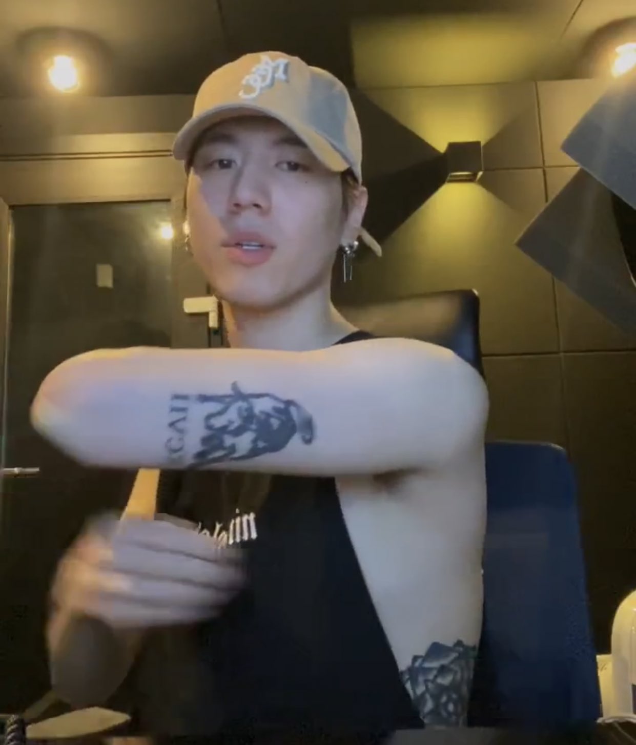 𖤐 on Twitter: "got7official: blurring yugyeom's tattoos.