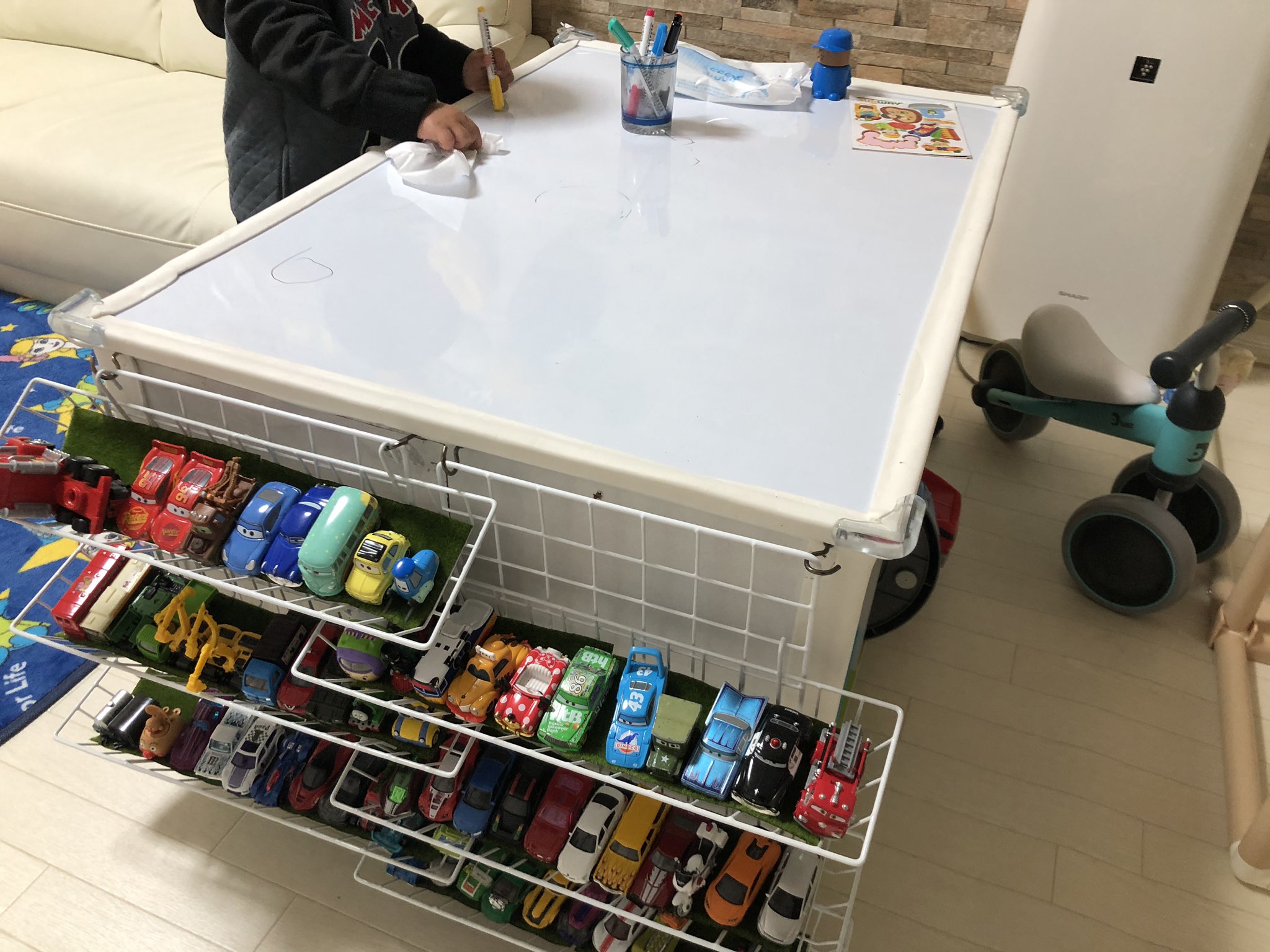 マルルでポン酢 4y 1y みんなにたくさん教えてもらったので おもちゃ収納ようやく形になった 遅い カラーボックス２つくっつけて 下にコロコロをつけて移動可動に プレイテーブルにもなるように 上はホワイトボードを貼ってテーブル