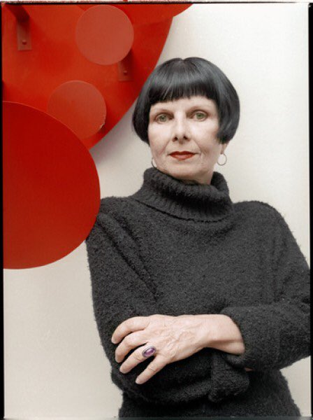 Exploradora incansable, desde la abstracción pura hasta el uso del vídeo arte, la instalación. También el uso del cuerpo en interacción y construyendo la obra.Sus exploraciones nos hablan de una artista inconformista, de esas que ponen en movimiento la rueda del arte.