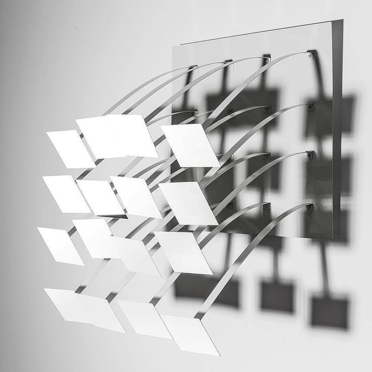 Exploradora incansable, desde la abstracción pura hasta el uso del vídeo arte, la instalación. También el uso del cuerpo en interacción y construyendo la obra.Sus exploraciones nos hablan de una artista inconformista, de esas que ponen en movimiento la rueda del arte.