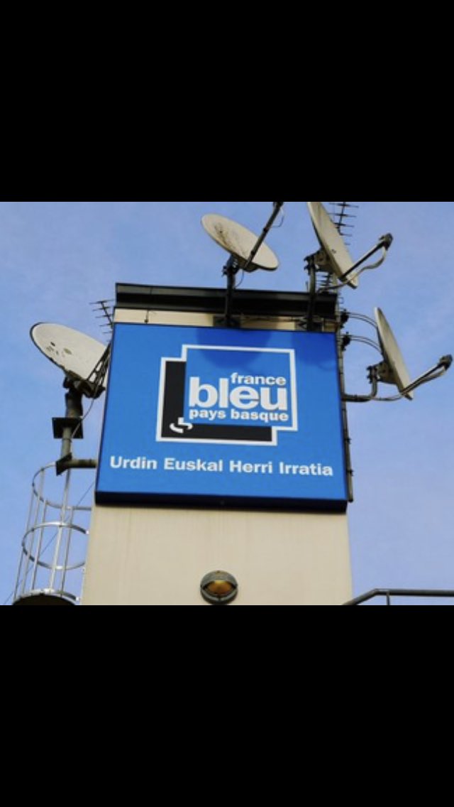 TDarguy's tweet photo. Edition speciale @Bleu_Basque Stade3 Coronavirus : le plus grand centre commercial du pays basque BAB2 fermé jusqu’au 15 avril annonce son directeur à l’antenne . 800 emplois concernés https://t.co/Di8po5jN3g