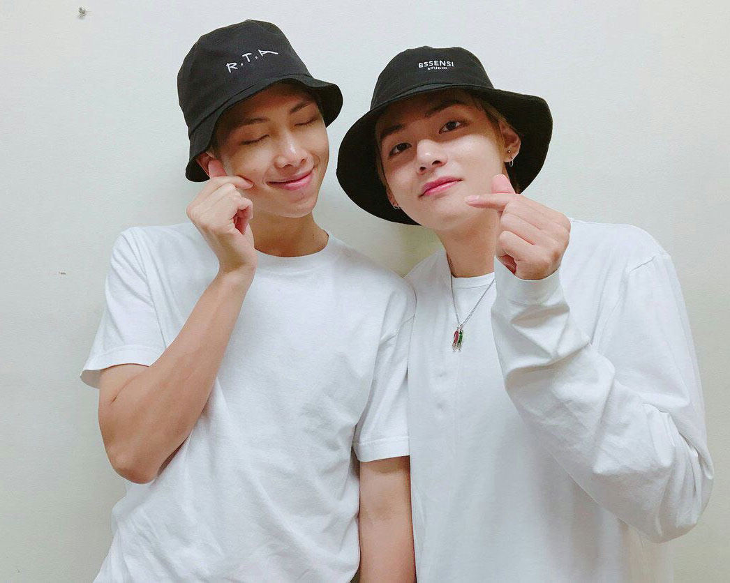 KpopDAD1's tweet photo. I got to selca collab with the #selcamaster @mini_bts_style. RM is Domm's bias and my bias is V.  So we got our bucket hats out and did what we could. #BTS @BTS_twt #BoyWithLuv #BestMusicVideo #iHeartAwards https://t.co/USw0s8k2hd