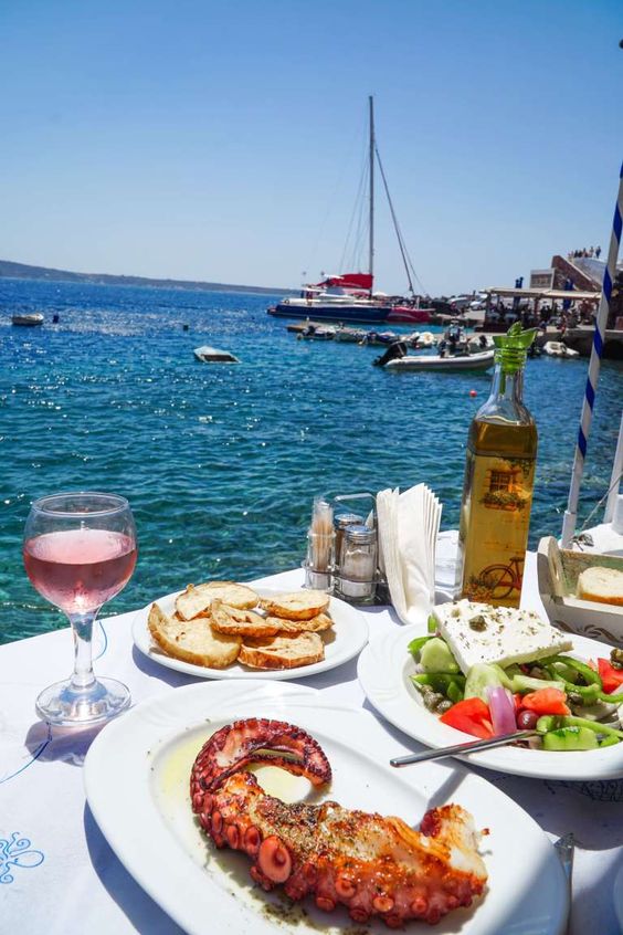 Καλό μεσημέρι παιδάκια, μην σας ξεγελά η φωτο, το φαγητό σερβίρεται στο σπίτι....🍷🍺🇬🇷