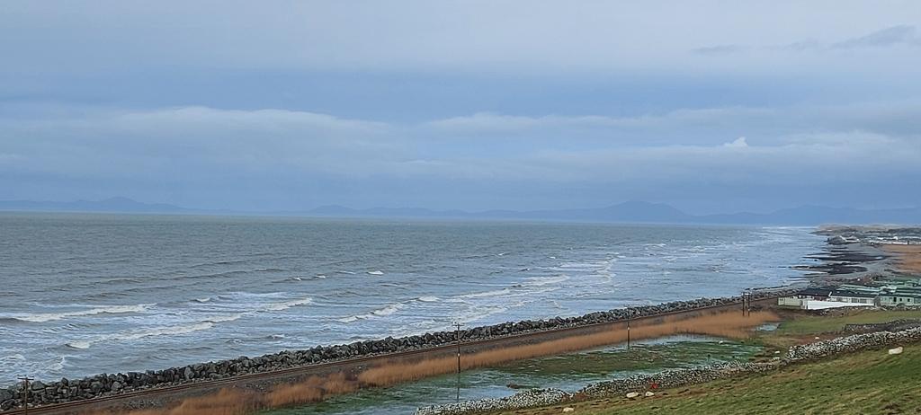 BorderlandCally's tweet photo. My favourite stretch of coastline, from #Llanaber to #Talybont
Footpath over the holt was closed. So this is nearest I could get. Back too bad to 2all any further. Mile to nearest site to cut through.
As much as I love this site & view. My #back doesn't like the bed 😄 #inagony https://t.co/NjOwKfbv0L