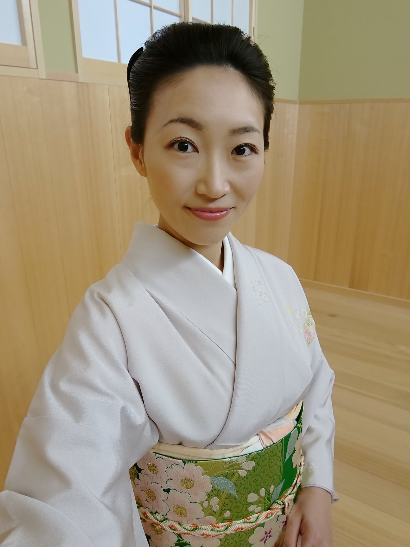 菅由紀子 伽織 ご報告 本日 家元様のお許しを得て 日本舞踊の名取として藤間流の末席に加えて戴くこととなりました 藤三郎先生 藤朱先生 希穂先生 藤三会の皆様や家族に感謝し 今後ともより一層精進して参りますので 何卒 宜しくお願い