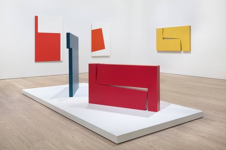 Es admirable la entereza de esta artista que no renunció a su oficio y continuó adelante dejándonos estas maravillas abstractas llenas de fueramza y convicción.Geometría, color, composición y movimiento, tanto en sus pinturas como en sus esculturas.