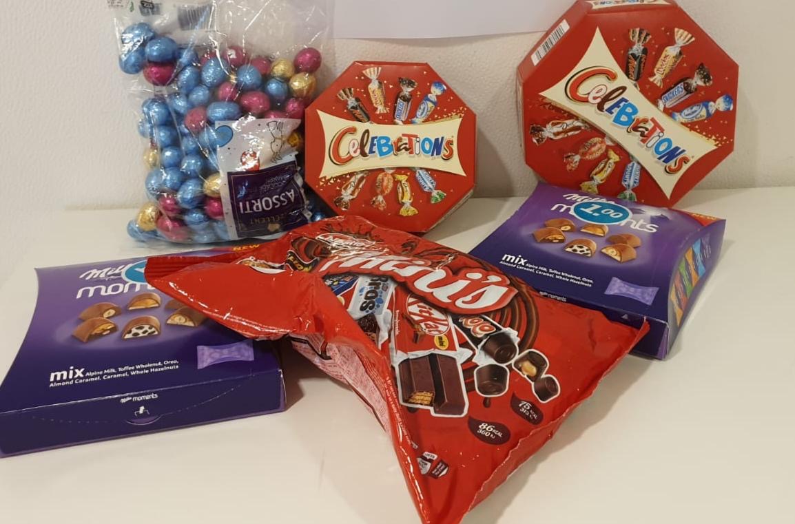 Wat een hartverwarmend gebaar!

Er kwamen net 5 kindjes van een jaar of 6 aan de balie die lege flessen hadden verzameld. Van de opbrengst hebben ze chocola gekocht om onze hardwerkende collega's een hart onder de riem te steken.

Hoe lief!!!