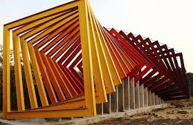 Helen Escobedo (México. 1934-2010)Escultora y muy abstracta, formada en México y preocupada por la escultura y su interacción con el espacio público.Sus materiales son casi siempre industriales y sus obras van desde la forma hasta el color.