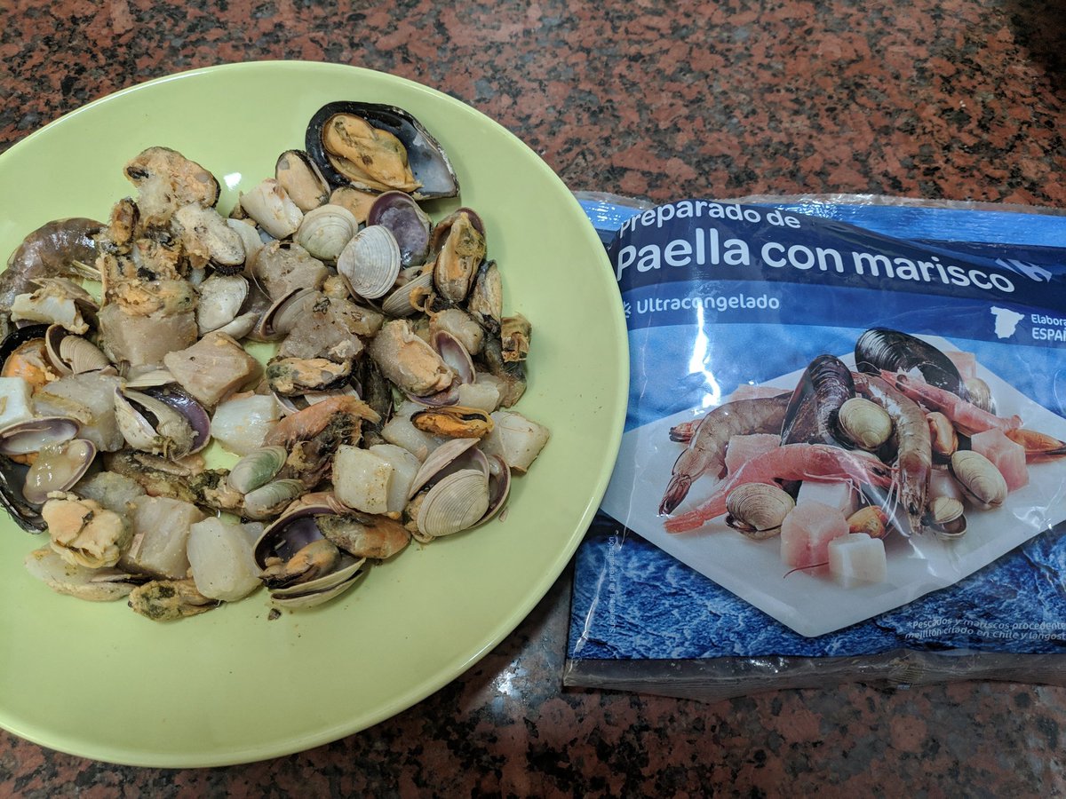 vazquezhector's tweet photo. Preparado de paella del @CarrefourES. Puto asco. Los mejillones desechos, las almejas son como una masa y las gambas negras. Igualito que en la foto. Qué cerdada. https://t.co/6LD3W12WEy