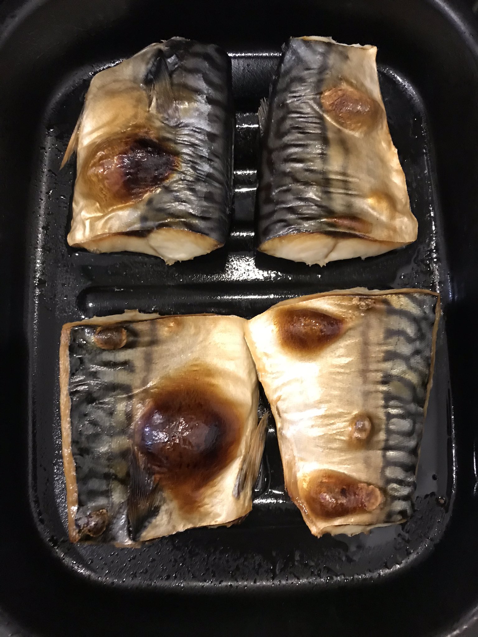 Mst ホットクックとヘルシオとグリルパン グリルパンを使ってサバの塩焼き グリルパンに油を薄く塗ってサバを置いて魚焼き グリルで焼くだけ オーブンレンジで作るより断然早い 金網を洗う必要なし グリルパンはあったかいうちに Mst ホットクックとヘルシオとグリルパン グリルパンを使ってサバの塩焼き グリルパンに油を薄く塗ってサバを置いて魚焼き グリルで焼くだけ オーブンレンジで作るより断然早い 金網を洗う必要なし グリルパンはあったかいうちに