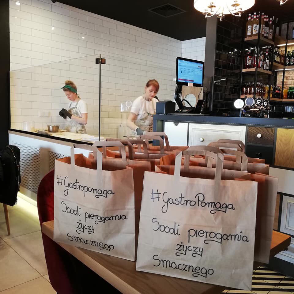 S_Lukaszewicz's tweet photo. Białostocka pierogarnia #Soodi 🥟 od dziś będzie za darmo dostarczać pierogi i zupę pracownikom Wojewódzkiego Pogotowia Ratunkowego w #Białystok oraz w miarę możliwości innym szpitalom w mieście. Właściciele apelują do innych o dołączenie do akcji. Ogromny szacunek! #koronawirus https://t.co/FuKBZ3HwOM