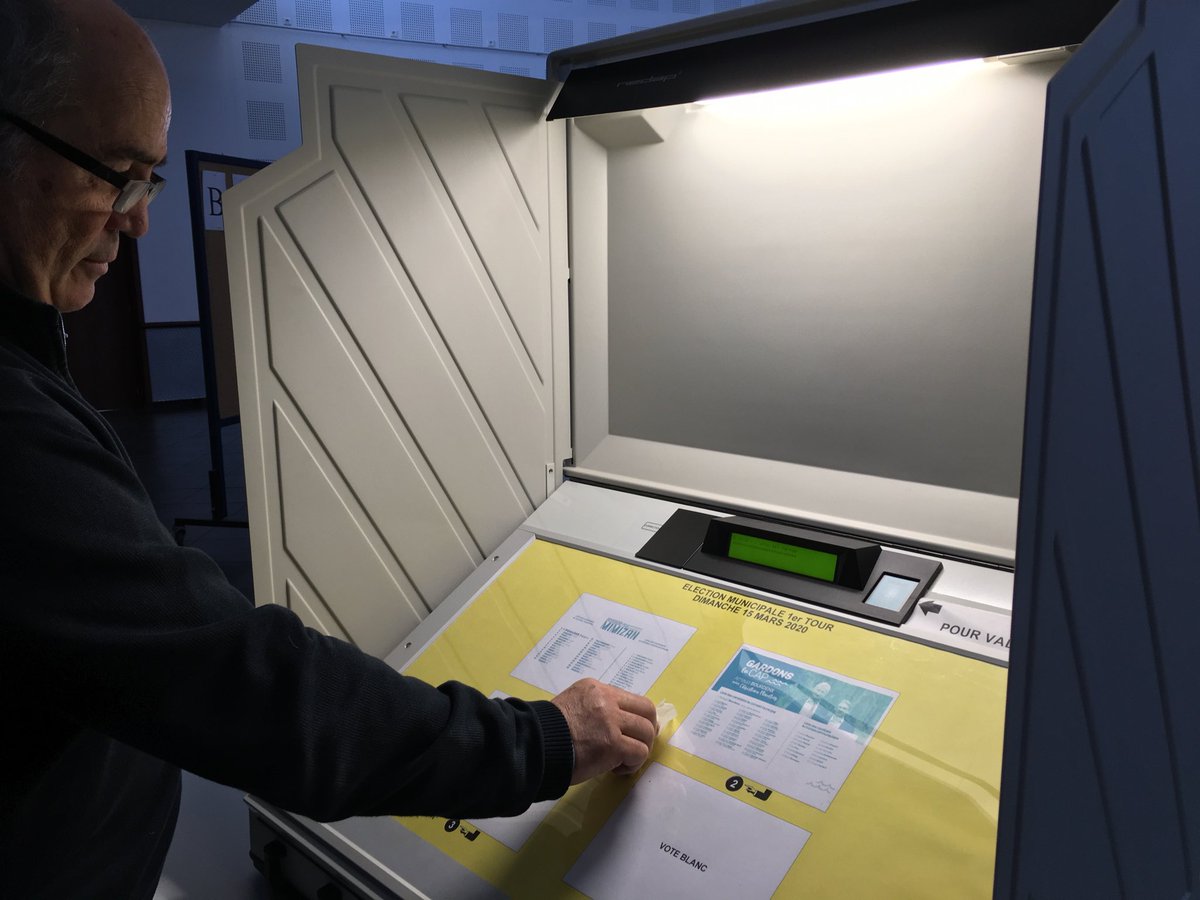 A Mimizan, on ne craint globalement pas de voter sur les machines, nettoyées tous les 15 à 20 votants #landes #Municipales2020  ⁦<a href="/SO_Landes/">Sud Ouest Landes</a>⁩