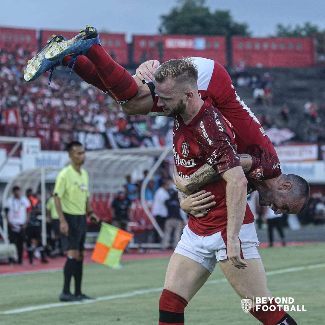 Paulo Sergio ➡ Melvin Platje ⚽ ⚽
.
.
#baliunited #beyondfootball #thisisourhome #shopeeliga1 #kitabersaudara