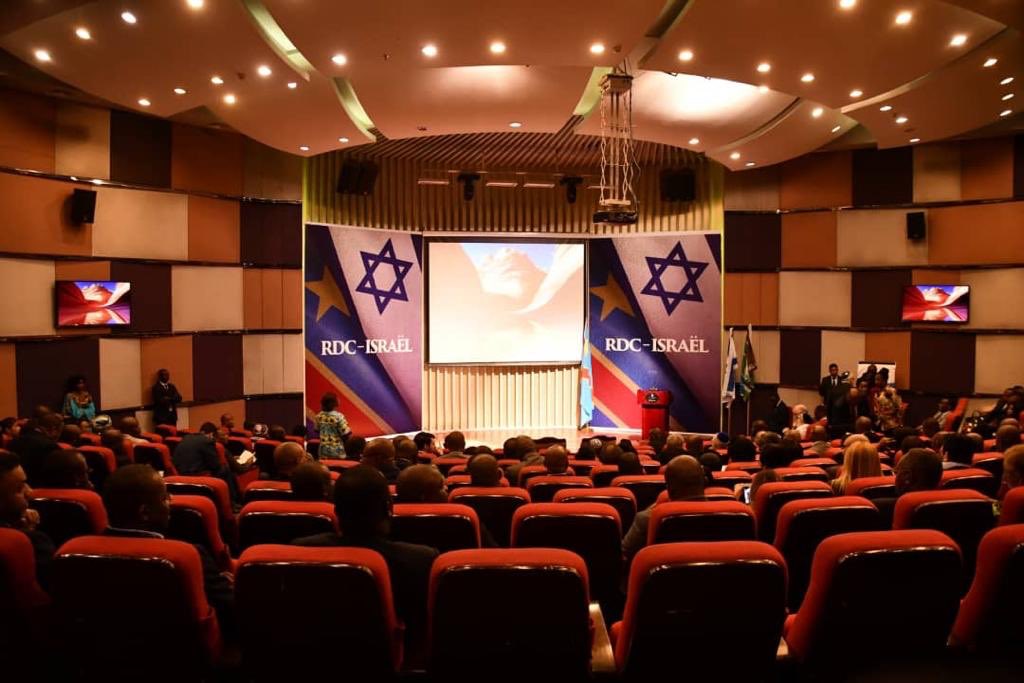 Presidence_RDC's tweet photo. #RDC 15.03.20 I Le Chef de l’État prend part à un culte #œcuménique de réaffirmation des liens d’amitié et de fraternité entre les #chrétiens de la #RDC et Israël en présence du Grand-Rabbin #AlbertGuigui dans l’auditorium du #Kempinsky Hôtel. #Israël #RDC #RDCIsraël. https://t.co/h3Z5hX6EOq
