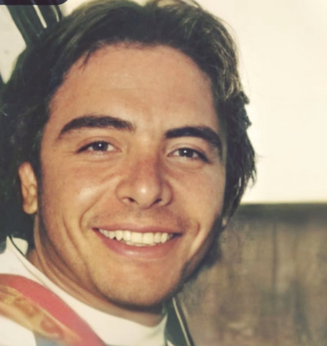 Hace 25 años ,de la forma más cruel ,lo arrancaron de nuestras vidas y aun,sin encontrar justicia ...pero nunca podrán matarlo en nuestro ser,porque jamas dejaremos de recordarlo .Un beso al cielo y un hasta pronto hermano !!... Dios ,solo te adelanto a nosotros 🙌🌹