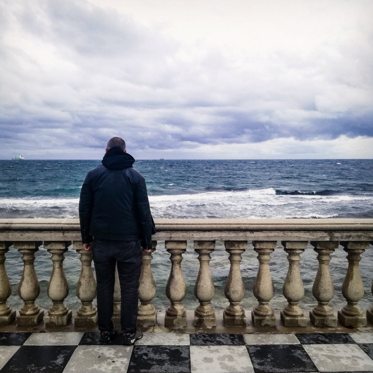 Il mare è il tuo specchio: contempli la tua anima nel volgersi infinito dell’onda che rotola - Charles Baudelaire.

Foto scattata un paio di stagioni fa
#toscana