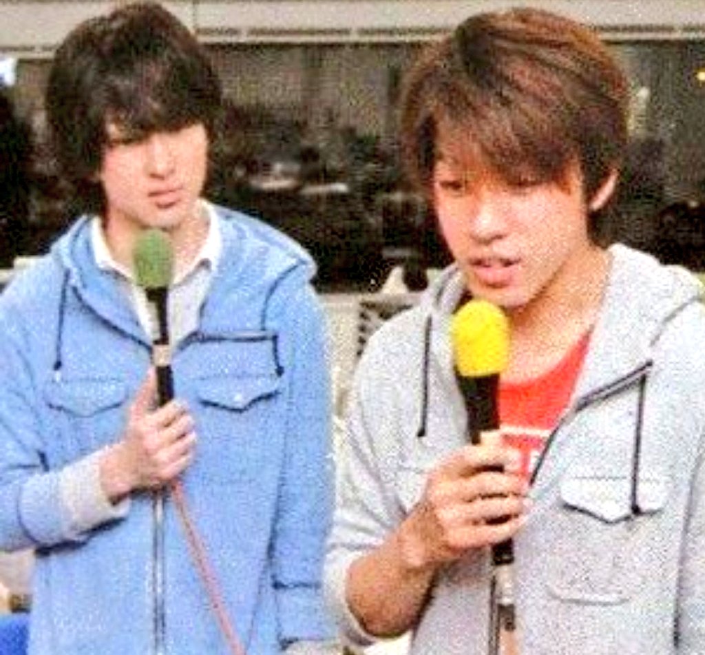 まどちゃん 元々横山さんが持ってた服の色違いをしんごりんが買って偶然ペアルック になっちゃった回のレコメン聴いて胸がぎゅーんなってる横山さんは靴しんごりんはtシャツが赤で差し色まで被るなんてどこまでもヨコヒナ
