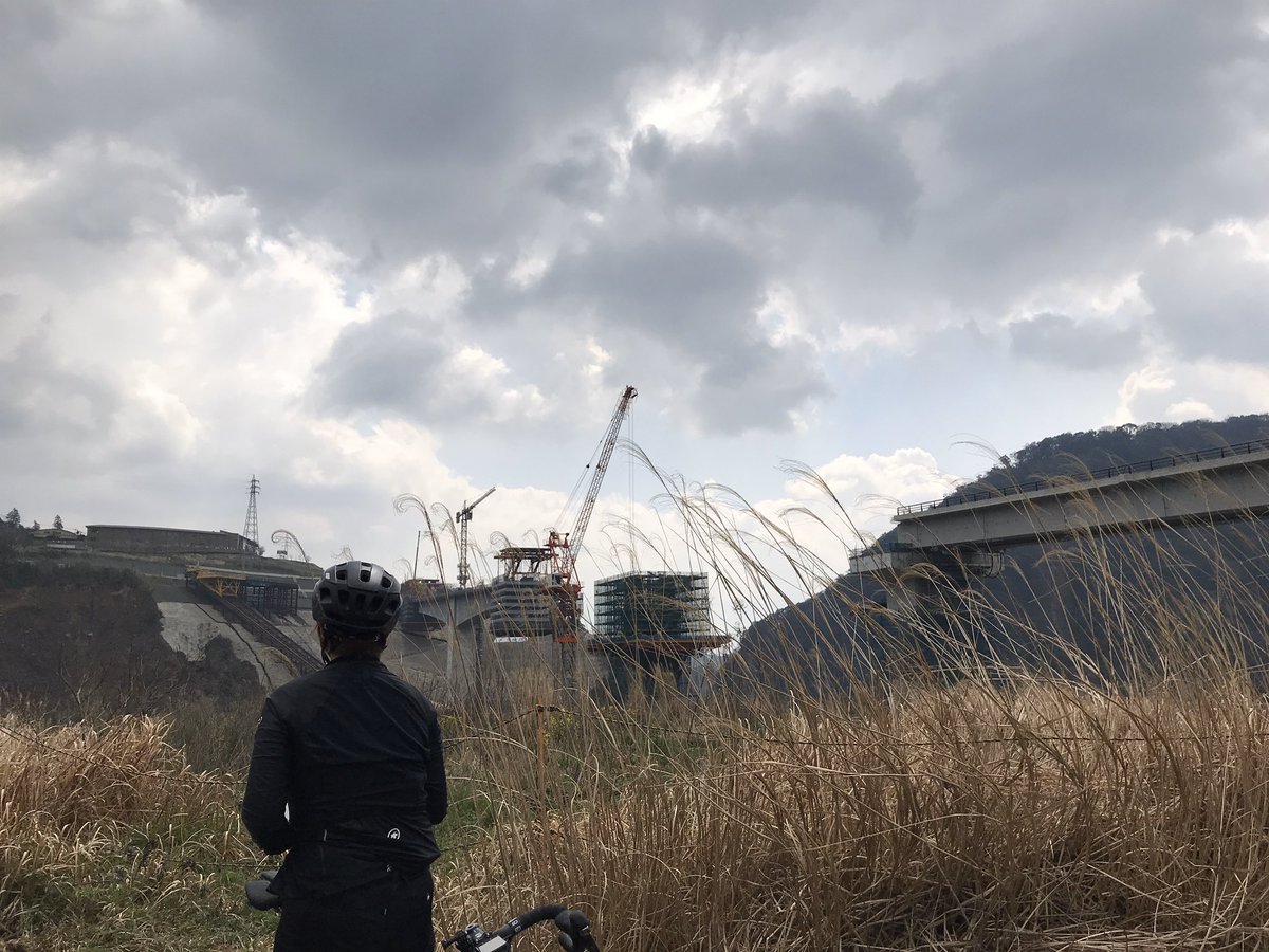 radaha's tweet photo. きょう参加したラファのライドは阿蘇や西原村、益城などを巡る60kmちょい🚲
熊本地震からの復興が、進み方はそれぞれだけど確かに見て取れた。
野焼きが見られたのもラッキー🔥だし、そもそもこのご時世に決行されたことがありがたい！ 
#RaphaCaravan
#FUKKOツイート旅 https://t.co/ElbymlxLvU
