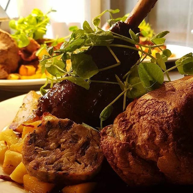 It's a Great Day for a Manor House Sunday Roast. Seeing by from 12 and enjoy a Delicious Slow Cooked Special with all the yummy trimmings. 
# sunday #roast #sundayroast #sundaylunch #slowcooking ift.tt/33jQfmr