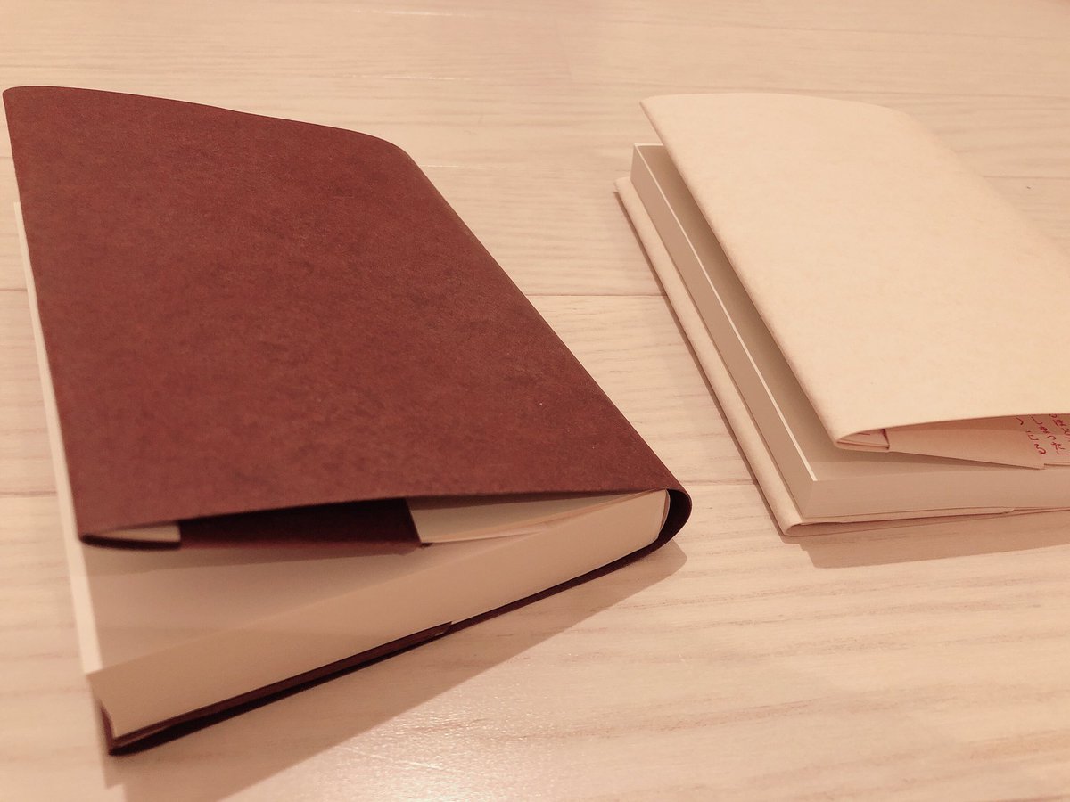 つむぎ わたしのお気に入り ブックカバー 1枚目 Bayletterpress ｼｯﾄｰﾘ ﾌﾞｯｸｶﾊﾞｰ 折込ﾀｲﾌﾟ 色違い 2枚目 左から Boosters ﾏｽﾀｰﾄﾞ エンケジ ﾜﾄｽﾝ ﾌﾞｯｸｶﾊﾞｰ ﾚｯﾄﾞ Komaki 和紙ﾌﾞｯｸｶﾊﾞｰ行雲 Boosters以外は紙のブックカバー 手触り重視してます