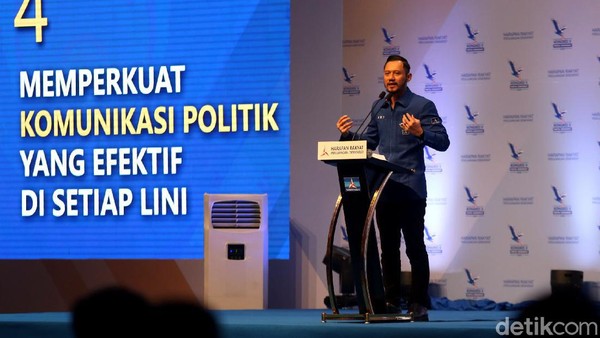 Demokrat_TV's tweet photo. Ketum PD AHY Beberkan 10 Program Unggulan: Menangkan Suara Generasi Muda!

https://t.co/pCObJwydJp

Agus Harimurti Yudhoyono (AHY) menjadi ketum Partai Demokrat yg baru. Dalam pidato pertamanya sebagai ketum PD, AHY menjabarkan program-programnya.

#AHYketumPD 
#KongresDemokrat https://t.co/Qg0Lk7PCPA