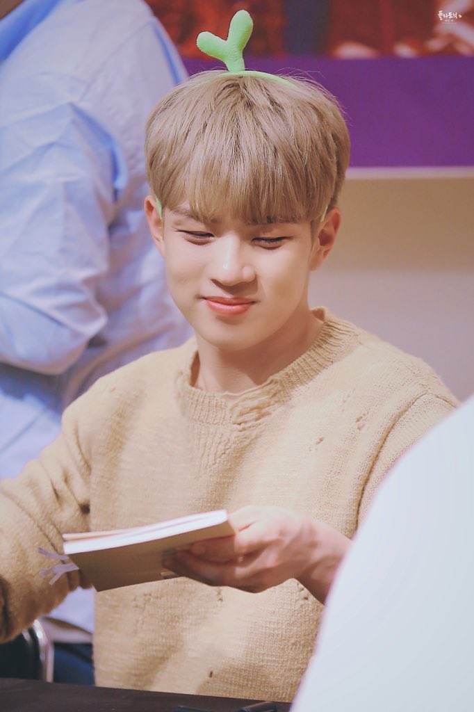 __Platonic_'s tweet photo. 191019 명동 팬싸 
#회승
 🐻🌱🐰🍑승구ㅠㅠㅠ

©️Platonic
@NFlyingofficial 
#엔플라잉 #NFlying #エヌフラ #유회승 #フェスン #Hweseung https://t.co/sfrtdKqKQR