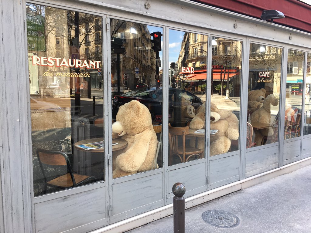 MastrandreasS's tweet photo. A Paris des nounours occupent les chaises vides d’un restaurant du 13e arrondissement #confinement #COVIDー19 https://t.co/uG38EP1V0z