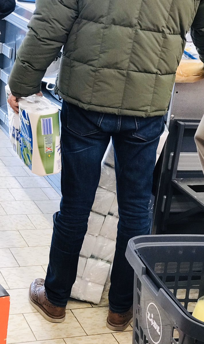 b4rt0s1k's tweet photo. Slut på toapapper? Riv bort ”Ingen Reklam, TACK!” skylten - problem solved! 👍🏻 #Coronasverige #toapapper https://t.co/1Ulou71jsz