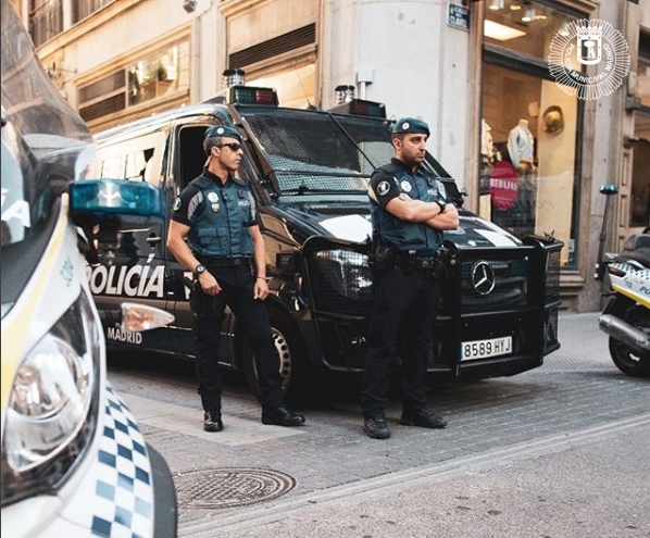 policiademadrid's tweet photo. 🚨Con la entrada en vigor del estado de alarma🚨, hemos potenciado las labores de control y vigilancia de las personas en vía pública.
👉🏼 Tú también tienes una obligación🏠 #YoMeQuedoEnCasa #quedatencasa #responsabilidad
#COVID19 https://t.co/UJVNdR3CW4
