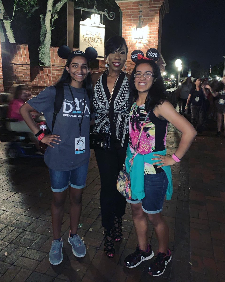 joinnest4's tweet photo. It was a great privilege to meet Brandi Harvey &amp; Karli Harvey at the @dreamersacademy 😍 Truly a dream come true!♥️ Thanks DDA for this incredible opportunity! #NEST4US #dda100 #dreamer #inspiration #teenentrepreneurs https://t.co/TnRs0vUSVw @IAmSteveHarvey @BroadRunHS @Essence https://t.co/MxKAh6SNtf