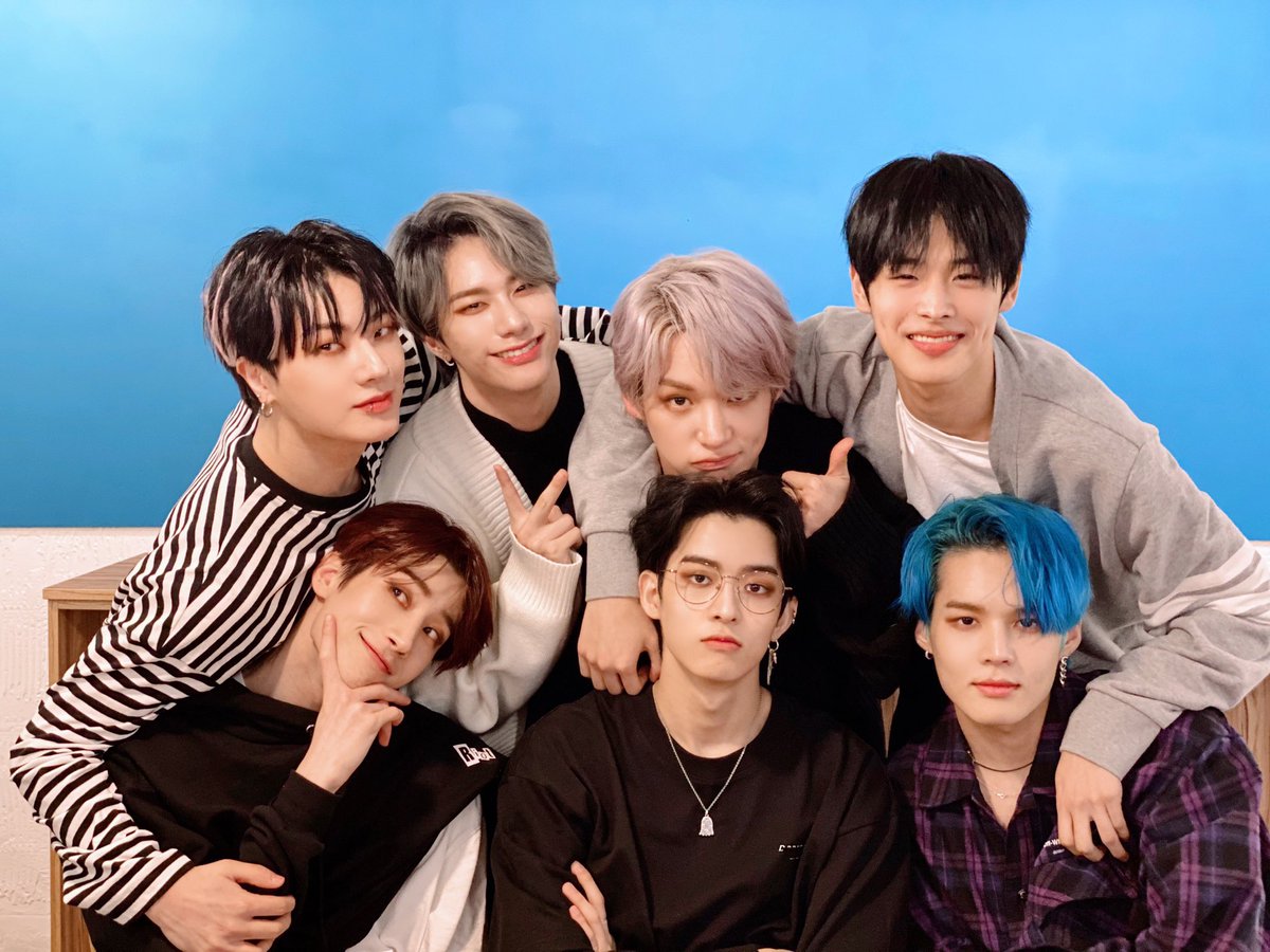 VICTON1109's tweet photo. [#빅톤] 깜짝 만남이어서
더 설레고 두근두근했던 빅토니 VLIVE🐺 돌아온 2020 🔍 왓타임 뉴스룸🗞
스케줄을 마치자 마자 앨리스가
보고싶어 아우우우울🐺💨💨
달려온 빅토니들이었어요🙌
첫째 주도 함께해줘서 감사합니다!
하.땅.사😆💙💛

#VICTON #Continuous 
#Howling  #하울링 #🐺 https://t.co/SSG6RrdZzs