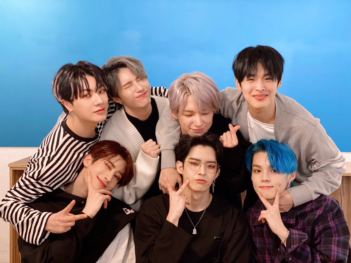 VICTON1109's tweet photo. [#빅톤] 깜짝 만남이어서
더 설레고 두근두근했던 빅토니 VLIVE🐺 돌아온 2020 🔍 왓타임 뉴스룸🗞
스케줄을 마치자 마자 앨리스가
보고싶어 아우우우울🐺💨💨
달려온 빅토니들이었어요🙌
첫째 주도 함께해줘서 감사합니다!
하.땅.사😆💙💛

#VICTON #Continuous 
#Howling  #하울링 #🐺 https://t.co/SSG6RrdZzs