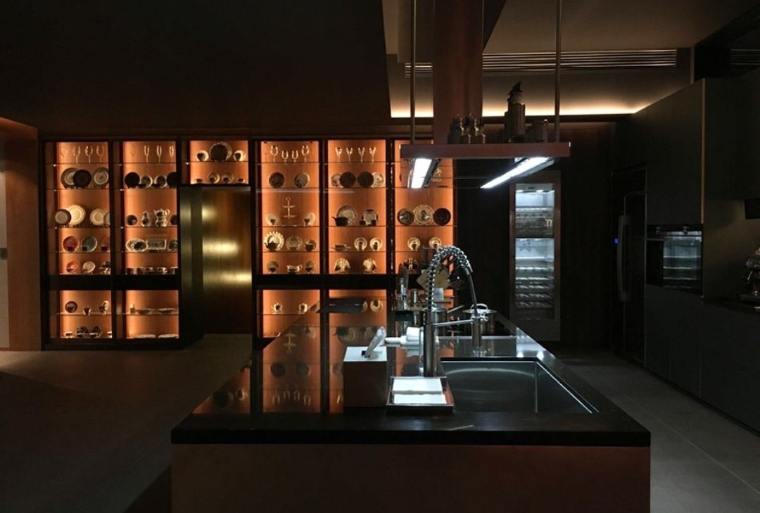 INDIEWASHERE's tweet image. self quarantine at my bosses house  so far so good