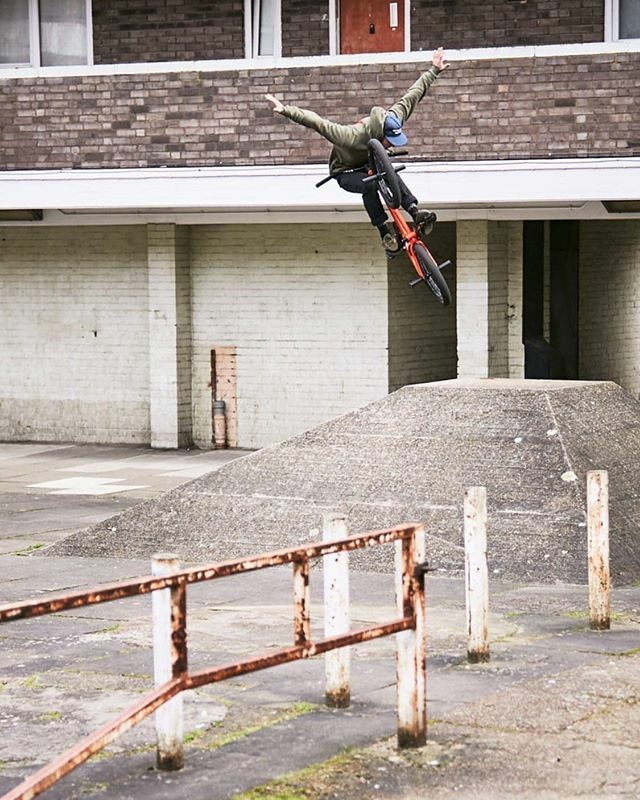 DeadSailorBmx's tweet photo. @ollieshields spreadin em for @fo0man 📸🦅 #deadsailorbmx #bmx https://t.co/53m8bMfgJe https://t.co/zv2SfztjAk