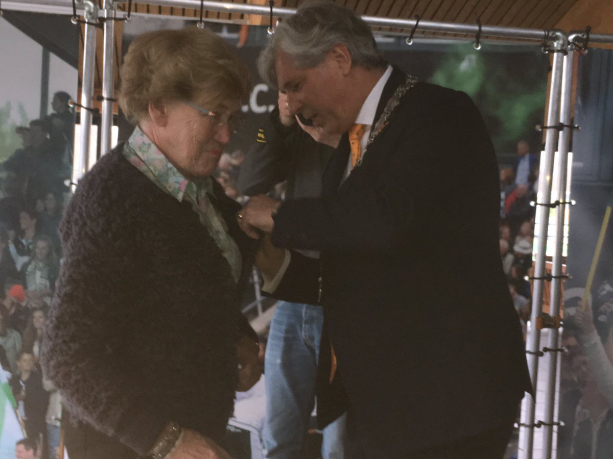 Geen hockey, maar toch een (piepklein) feestje: een koninklijke onderscheiding voor onze supervrijwilliger Mary Knop (83), uitgereikt door de Csoelse burgemeester Peter Oskam. #inplaatsvanopdemuddenstip