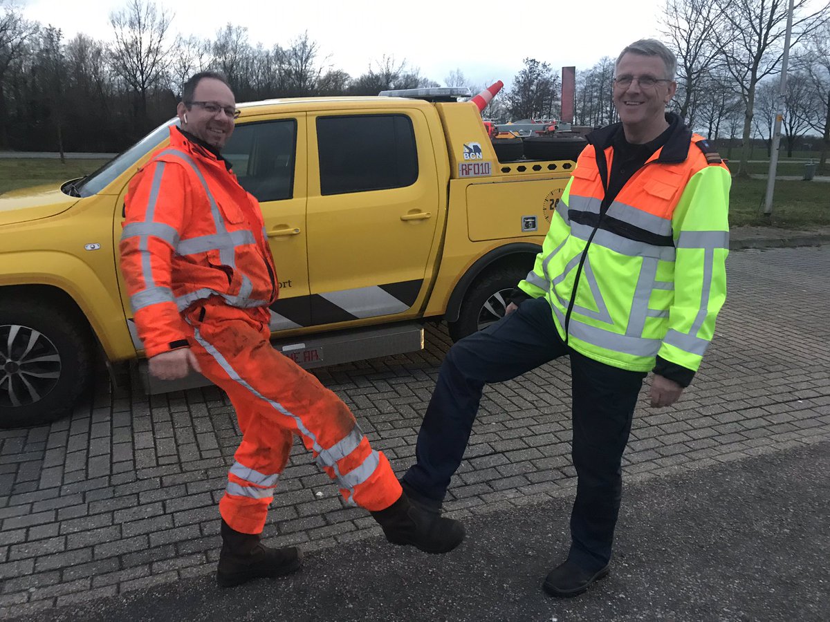Wis_Rinse's tweet image. Wanneer je samen met de berger een klusje moet doen, mag je geen hand meer schudden. Dan maar de alternatieve manier, dit tot hilariteit van de mensen met pech. @RWSverkeersinfo @RWS_NN