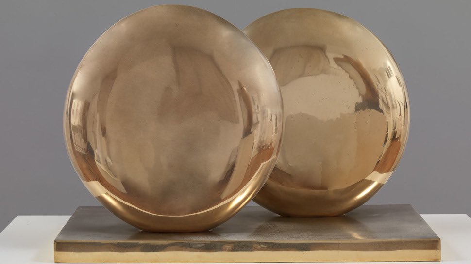 Barbara Hepworth (UK. 1903-1975)Escultora talentosa, capaz de “modelar” formas sensuales en diversos materiales.Hepworth estaba interesada en la forma y en la interacción entre ellas.