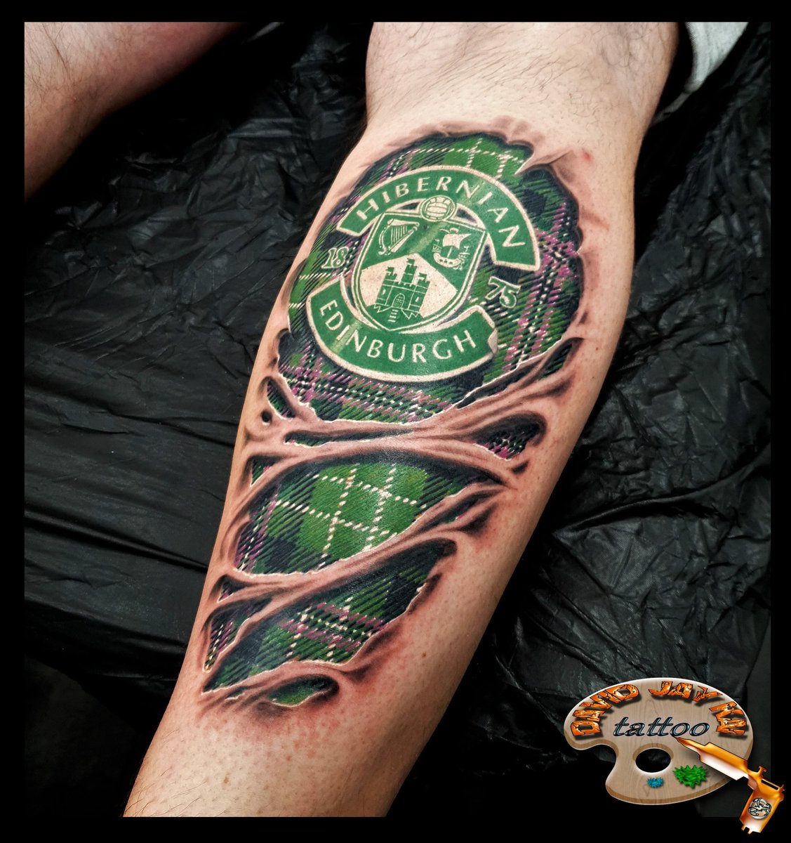 The trinity knot, or triquetra, at the top of the shoulder often represents family and the intertwined nature of the world.the design on the inside forearm is flower like and the four pointed knot, like the celtic cross, often represents the unity of the four. Celtic Fc Badge Tattoo - David Jay Kai Tattoos Kai Tattoos Twitter