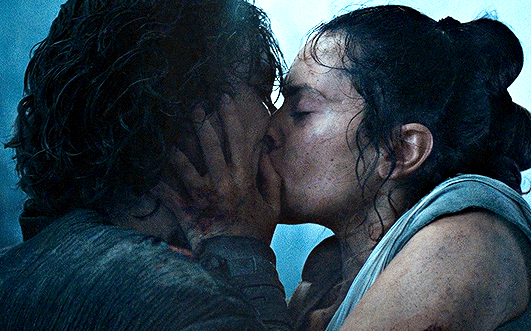 amoreusous2's tweet photo. Anidala last kiss. Before Anakin goes to the dark side.

Reylo first kiss. After Ben comeback to the light side. https://t.co/zrEuWuNvBP