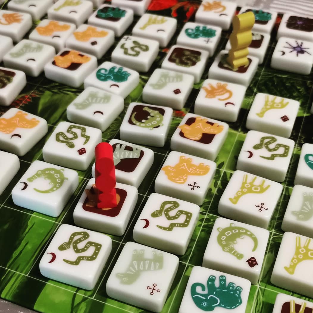 VitruvianGamer's tweet photo. Bumuntu by @wizkidsgames pleasantly surprised me when I played it last August. Finally found a copy for myself and this feels like a game that could get a SdJ nomination from @SPIEL_Messe #boardgames #bumuntu https://t.co/GDBwuFBwxJ