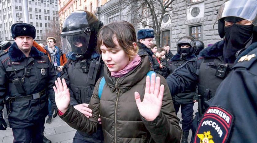 وقع الرئيس الروسي فلاديمير #بوتين مشروع قانون التعديلات الدستورية التي تضم بندا يتيح له خوض الانتخابات لولايتين أخريين مدة كل منهما 6 سنوات.
ويجب أن تقر المحكمة الدستورية التعديلات خلال 7 أيام قبل أن تعرض على شعب #روسيا في استفتاء في 22 أبريل، حيث يتوجب الحصول على أغلبية الأصوات.